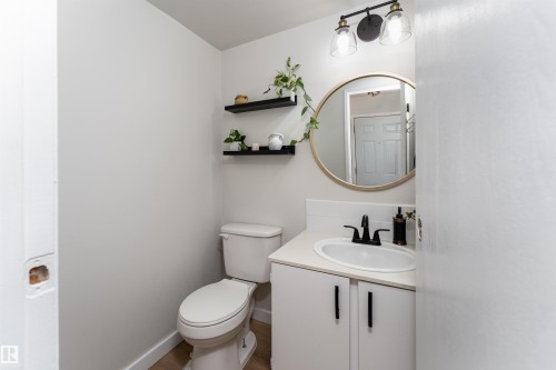 2909 139 Avenue, Edmonton, AB - Indoor Photo Showing Bathroom