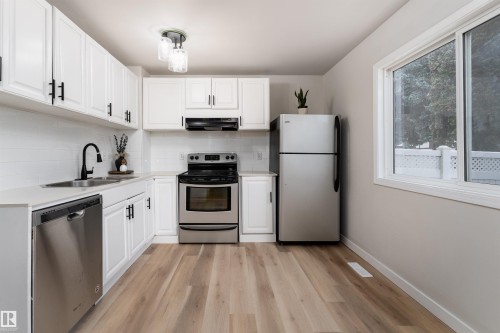 2909 139 Avenue, Edmonton, AB - Indoor Photo Showing Kitchen