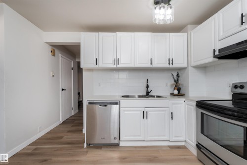 2909 139 Avenue, Edmonton, AB - Indoor Photo Showing Kitchen With Double Sink