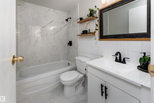 2909 139 Avenue, Edmonton, AB - Indoor Photo Showing Bathroom