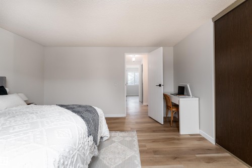2909 139 Avenue, Edmonton, AB - Indoor Photo Showing Bedroom