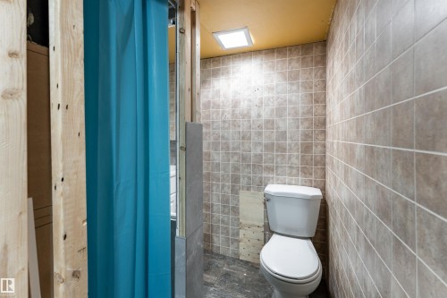 2909 139 Avenue, Edmonton, AB - Indoor Photo Showing Bathroom