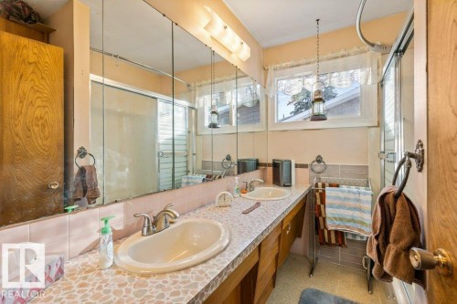 13708 Buena Vista Road, Edmonton, AB - Indoor Photo Showing Bathroom