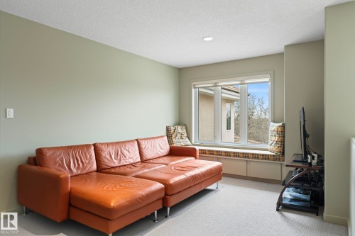473 Heffernan Drive, Edmonton, AB - Indoor Photo Showing Living Room