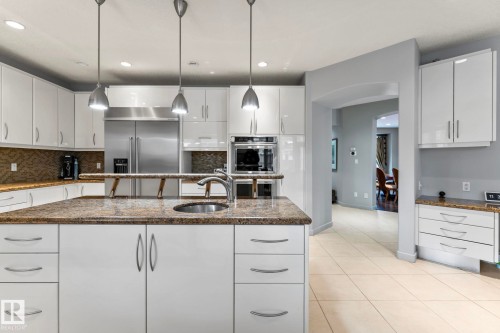 473 Heffernan Drive, Edmonton, AB - Indoor Photo Showing Kitchen With Upgraded Kitchen