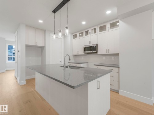9311 152 Street, Edmonton, AB - Indoor Photo Showing Kitchen With Upgraded Kitchen