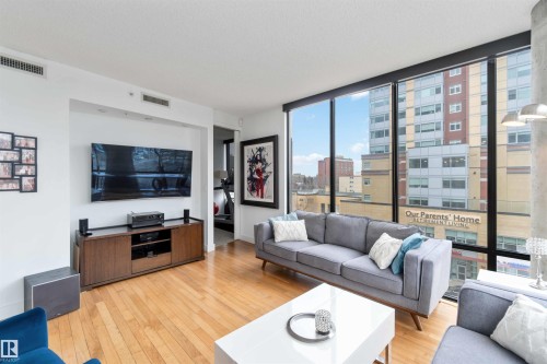 504 10028 119 Street, Edmonton, AB - Indoor Photo Showing Living Room