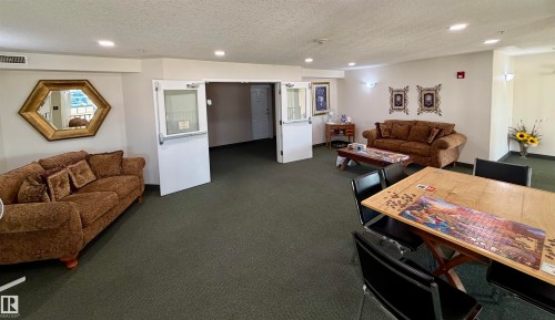 118 7801 Golf Course Road, Stony Plain, AB - Indoor Photo Showing Living Room
