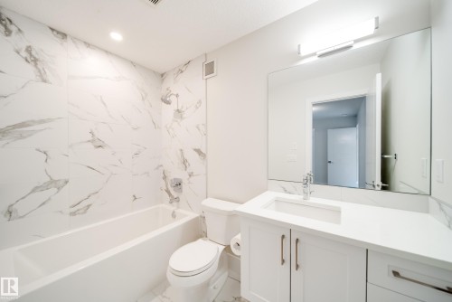 14005 105 Avenue, Edmonton, AB - Indoor Photo Showing Bathroom