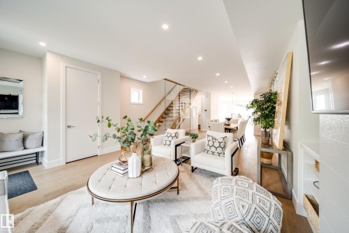 14005 105 Avenue, Edmonton, AB - Indoor Photo Showing Living Room