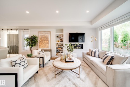 14005 105 Avenue, Edmonton, AB - Indoor Photo Showing Living Room