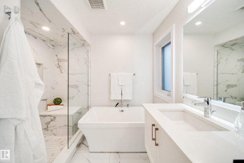 14005 105 Avenue, Edmonton, AB - Indoor Photo Showing Bathroom