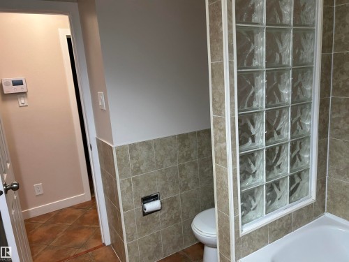 11407 134A Avenue, Edmonton, AB - Indoor Photo Showing Bathroom