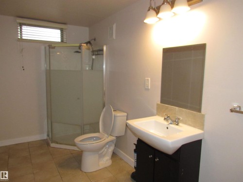 11407 134A Avenue, Edmonton, AB - Indoor Photo Showing Bathroom