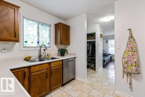 11 Louisbourg Place, St. Albert, AB - Indoor Photo Showing Kitchen With Double Sink