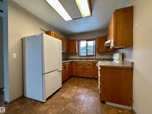 4903 52 Avenue, La Corey, AB - Indoor Photo Showing Kitchen With Double Sink