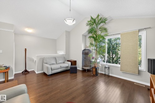 3327 Weidle Way, Edmonton, AB - Indoor Photo Showing Living Room