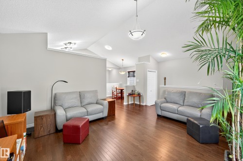 3327 Weidle Way, Edmonton, AB - Indoor Photo Showing Living Room