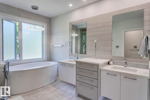 14643 92A Avenue, Edmonton, AB - Indoor Photo Showing Bathroom
