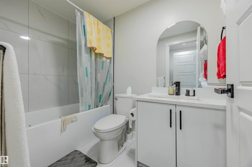 9007 181 Avenue, Edmonton, AB - Indoor Photo Showing Bathroom