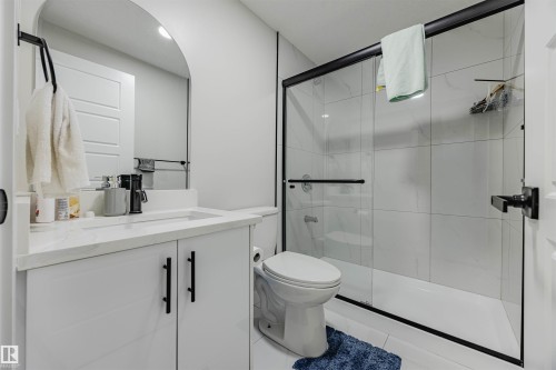 9007 181 Avenue, Edmonton, AB - Indoor Photo Showing Bathroom