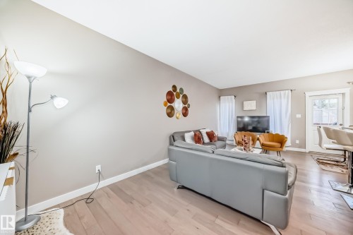 246 Hawks Ridge Boulevard, Edmonton, AB - Indoor Photo Showing Living Room