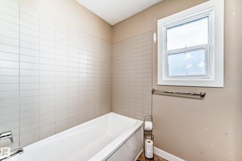246 Hawks Ridge Boulevard, Edmonton, AB - Indoor Photo Showing Bathroom