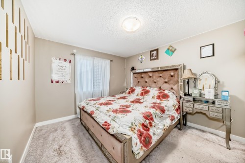 246 Hawks Ridge Boulevard, Edmonton, AB - Indoor Photo Showing Bedroom
