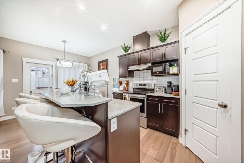 246 Hawks Ridge Boulevard, Edmonton, AB - Indoor Photo Showing Kitchen