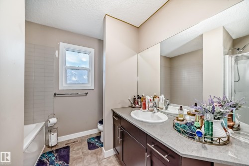 246 Hawks Ridge Boulevard, Edmonton, AB - Indoor Photo Showing Bathroom