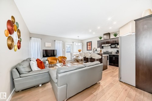 246 Hawks Ridge Boulevard, Edmonton, AB - Indoor Photo Showing Living Room