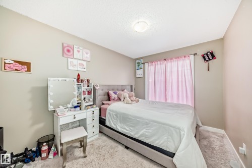 246 Hawks Ridge Boulevard, Edmonton, AB - Indoor Photo Showing Bedroom