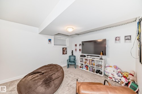 Sitting room with light colored carpet and baseboards - 14812 98 Avenue, Edmonton, AB - Indoor