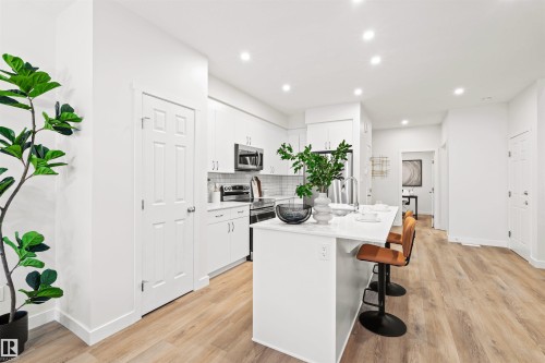 2009 209A Street, Edmonton, AB - Indoor Photo Showing Kitchen With Upgraded Kitchen