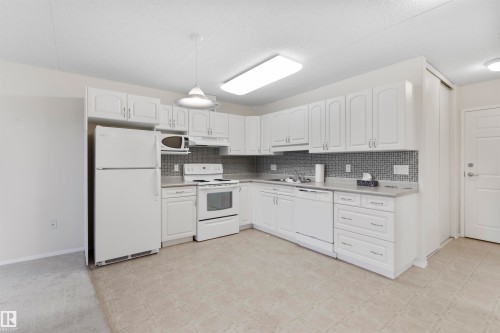 202 4004 47 Street, Drayton Valley, AB - Indoor Photo Showing Kitchen