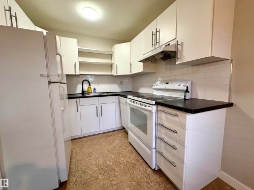 170 Londonderry Square Square, Edmonton, AB - Indoor Photo Showing Kitchen