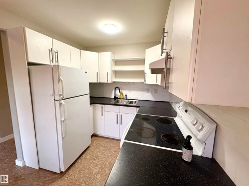 170 Londonderry Square Square, Edmonton, AB - Indoor Photo Showing Kitchen With Double Sink