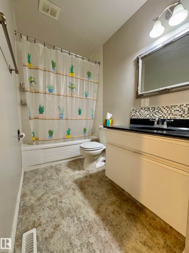 170 Londonderry Square Square, Edmonton, AB - Indoor Photo Showing Bathroom