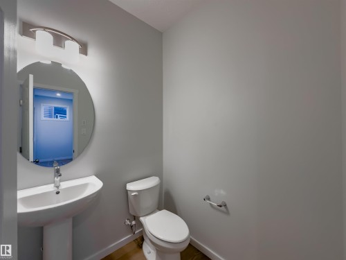 936 18 Avenue, Edmonton, AB - Indoor Photo Showing Bathroom