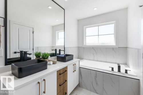 9824 106 Avenue, Morinville, AB - Indoor Photo Showing Bathroom