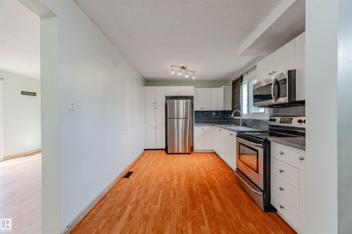2551 135 Avenue, Edmonton, AB - Indoor Photo Showing Kitchen