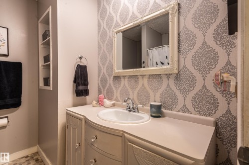 11007 172 Avenue, Edmonton, AB - Indoor Photo Showing Bathroom