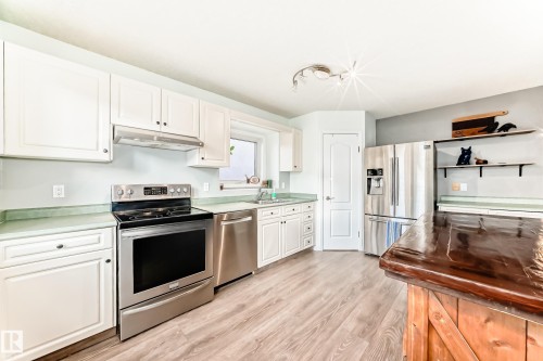 1619 Welbourn Cove Nw, Edmonton, AB - Indoor Photo Showing Kitchen