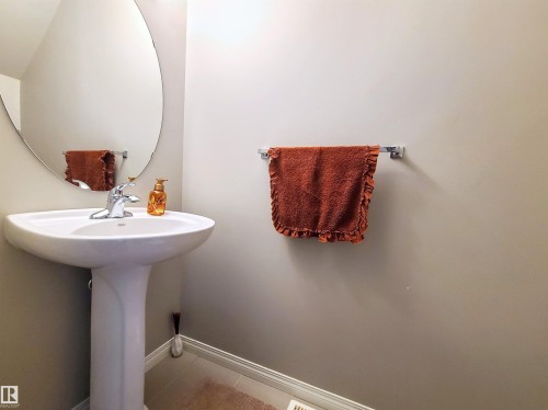 448 Hemingway Road Nw, Edmonton, AB - Indoor Photo Showing Bathroom