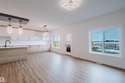 367 Bluff Cove, Leduc, AB - Indoor Photo Showing Kitchen