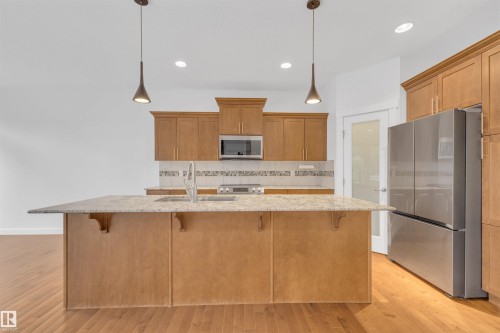 1422 Chahley Place Nw, Edmonton, AB - Indoor Photo Showing Kitchen