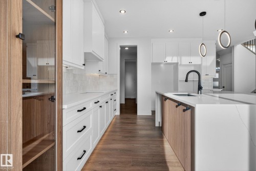 1 Elwyck Gate, Spruce Grove, AB - Indoor Photo Showing Kitchen With Upgraded Kitchen