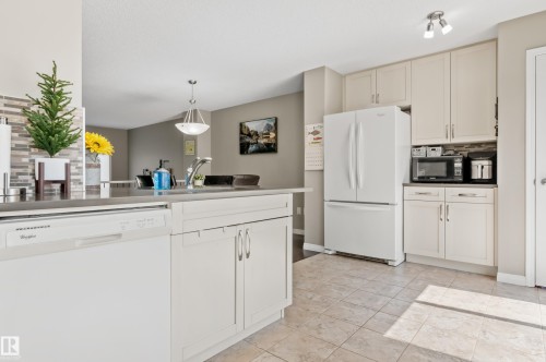 47 1140 Chappelle Blvd, Sw, Edmonton, AB - Indoor Photo Showing Kitchen