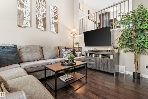 47 1140 Chappelle Blvd, Sw, Edmonton, AB - Indoor Photo Showing Living Room