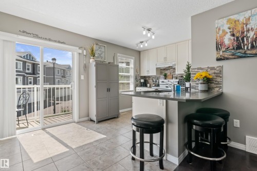 47 1140 Chappelle Blvd, Sw, Edmonton, AB - Indoor Photo Showing Kitchen